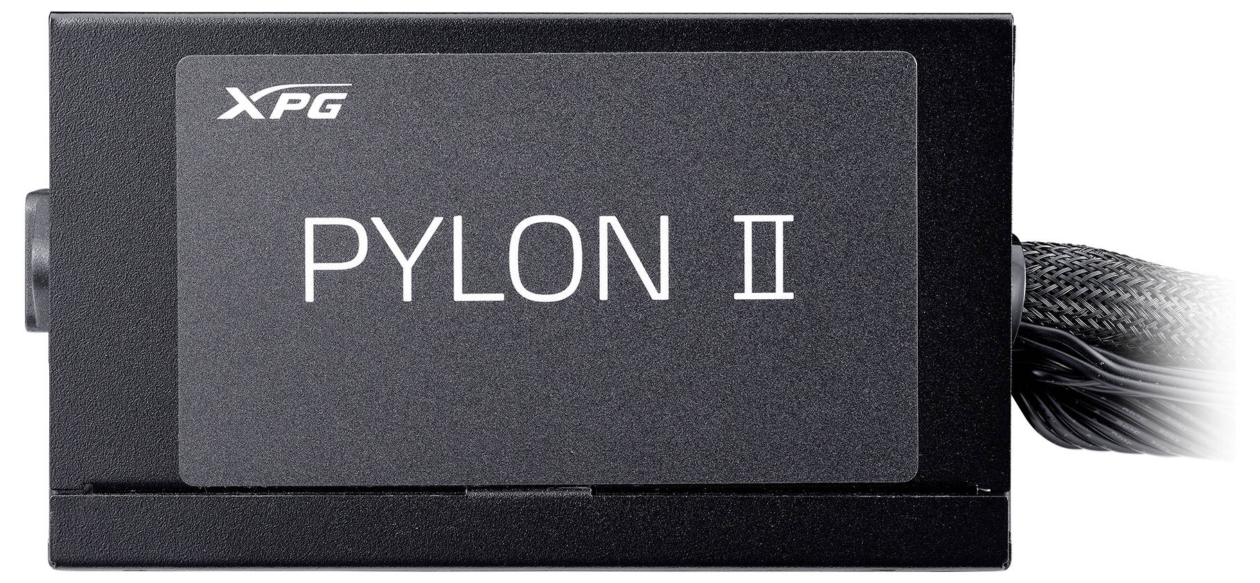 XPG Pylon II" Logo auf einer schwarzen elektronischen Komponente, möglicherweise einem Netzteil, mit sichtbaren geflochtenen Kabeln auf der rechten Seite.