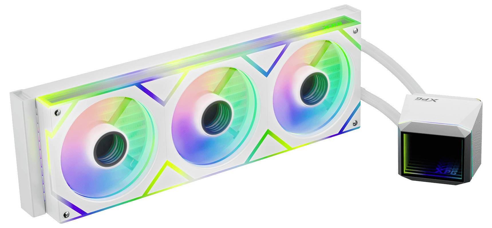 Ein weißes Computerkühsystem mit drei RGB-beleuchteten Lüftern, die an einem weißen Kühler angeschlossen sind und farbenfrohe Beleuchtungseffekte aufweisen.