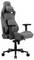 Ein schwarzer ergonomischer Gaming-Stuhl mit verstellbaren Armlehnen, Kissen im Rauten-Design und einer hohen Rückenlehne auf einer Fünf-Rollen-Basis.