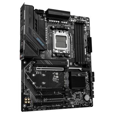 Eine schwarze Hauptplatine mit der Aufschrift "Gaming", die einen CPU-Sockel, RAM-Steckplätze, Erweiterungssteckplätze und verschiedene Anschlüsse für Computerhardware-Verbindungen aufweist.