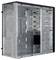 Ein silberfarbenes Computer-Tower-Gehäuse ohne Komponenten, das mehrere Laufwerkschächte und Steckplätze für Hardwareinstallation zeigt.