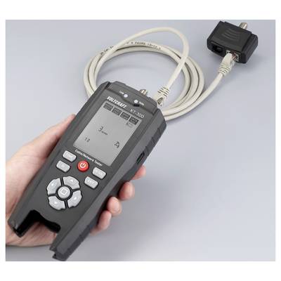 'Hand hält einen Netzwerktester mit angeschlossenem Kabel, Display zeigt Testergebnisse; Werkzeug wird zum Überprüfen von Netzwerkverbindungen verwendet.'