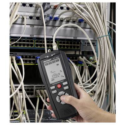 Eine Person hält ein Netzwerkkabel-Testgerät neben einem Serverrack und überprüft die Konnektivität. Der Bildschirm zeigt netzwerkbezogene Daten und Zahlen an.