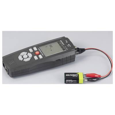 Ein digitales Messinstrument mit einem Bildschirm, auf dem „500" angezeigt wird, verbunden mit einer Batterie über rote und schwarze Anschlussleitungen.