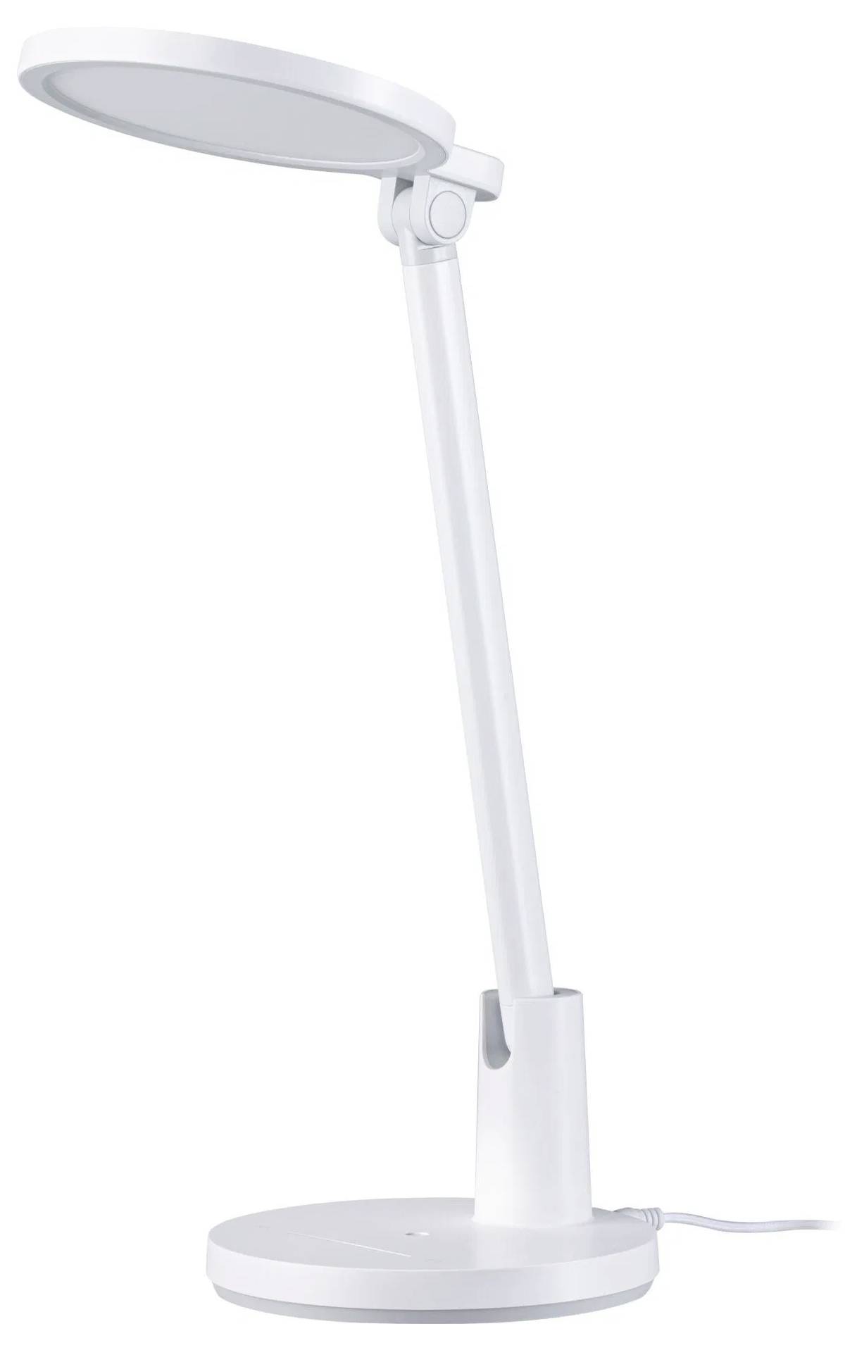 Eine elegante weiße Schreibtischlampe mit verstellbarem Arm und runder Basis, eingesteckt und einsatzbereit.