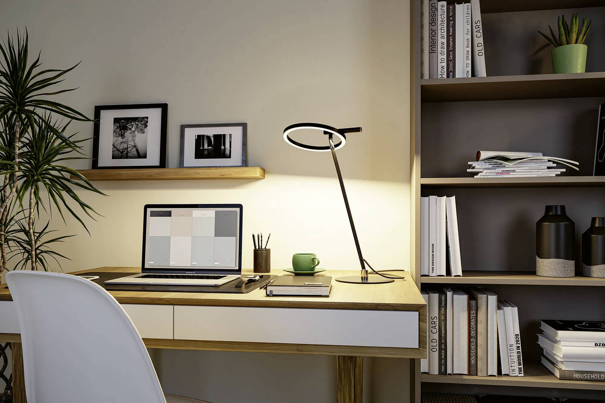 Ein aufgeräumter Home-Office-Schreibtisch mit einem Laptop, der einen Kalender anzeigt, einer Schreibtischlampe, Büchern, Notizbüchern und Zimmerpflanzen. Regale halten Bücher und Dekorationsgegenstände.