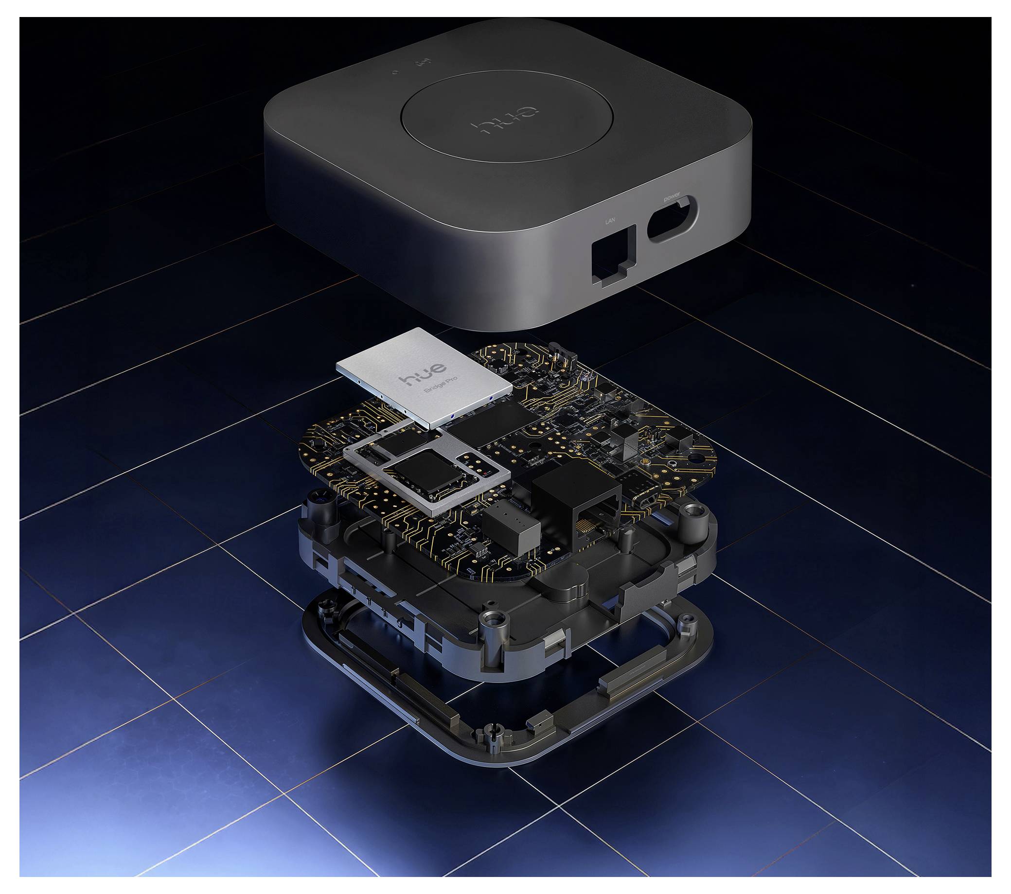 Explosionszeichnung eines Smart-Hubs mit Darstellung der internen Komponenten wie Leiterplatte, Prozessorchip und Gehäuse vor einem dunkelblauen Rasterhindergrund.