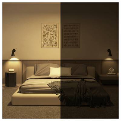 Ein Schlafzimmer mit einem Bett, zwei Nachttischlampen und Wandkunst. Das Bild ist vertikal geteilt, um eine warme, gut beleuchtete Seite und eine düstere, dunklere Seite zu zeigen.