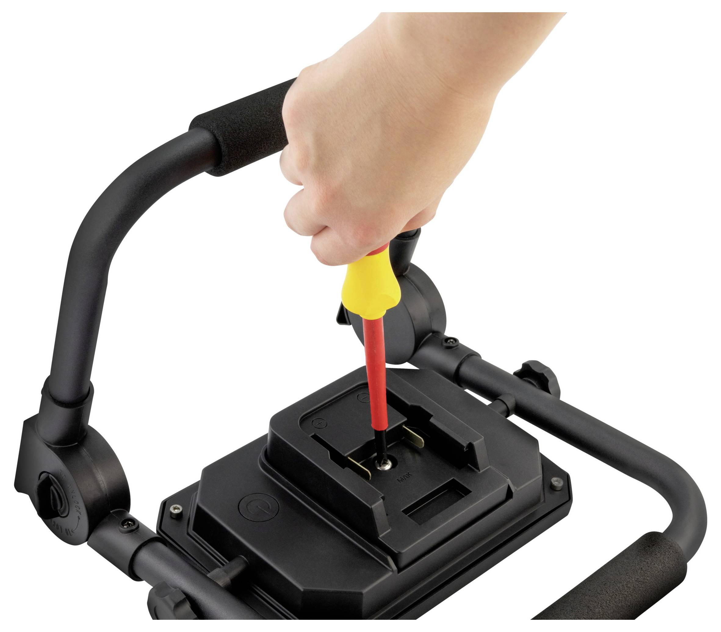 Hand, die einen Schraubendreher verwendet, um eine Kamerahalterung an einem schwarzen Stabilisator zu lösen.