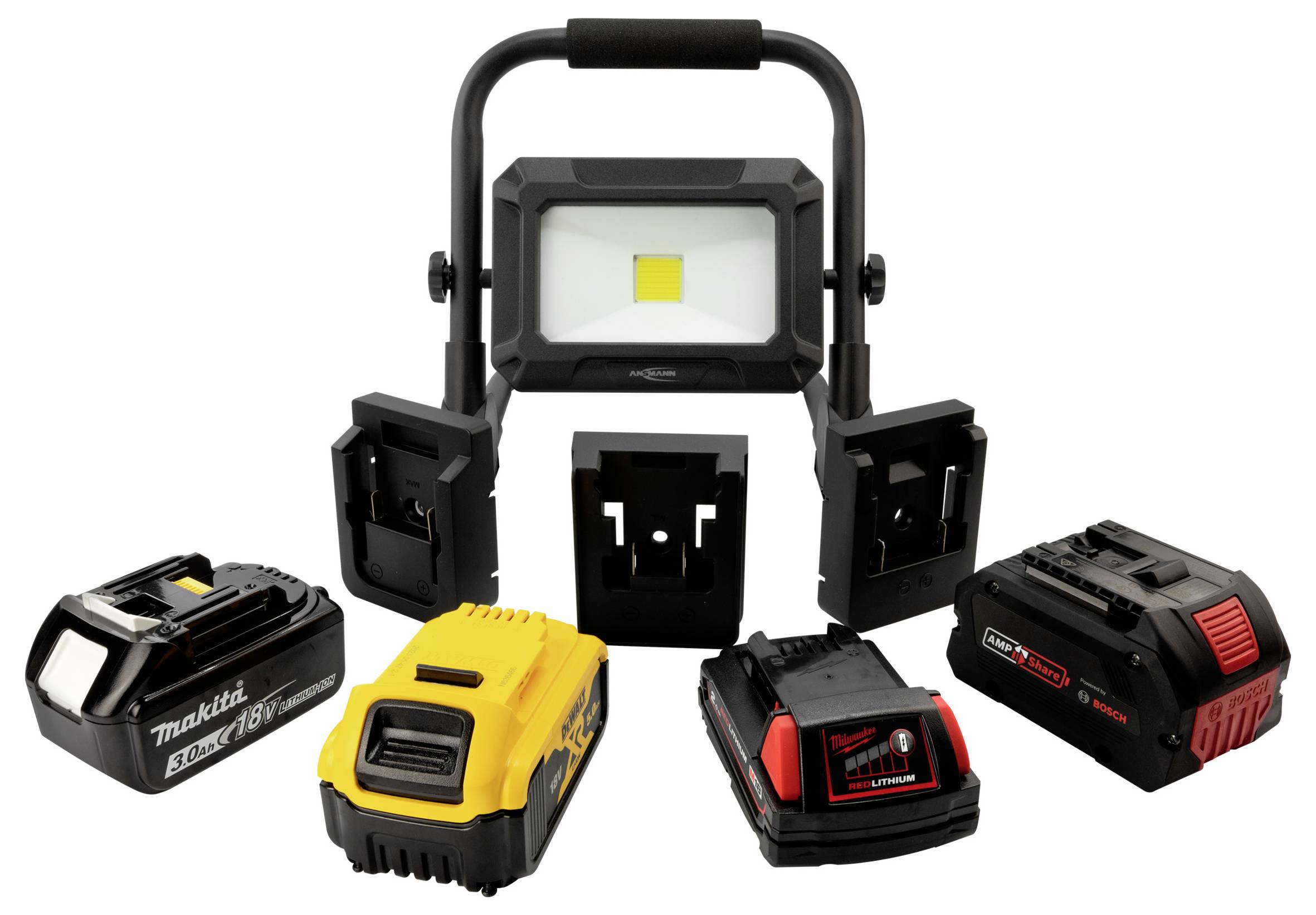 Eine tragbare LED-Arbeitsleuchte mit Griff, umgeben von vier verschiedenen wiederaufladbaren Batterien, die die Kompatibilität mit mehreren Marken hervorhebt.