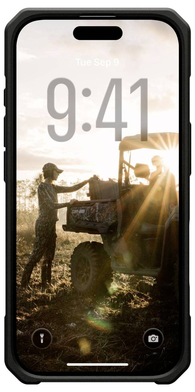 Eine Silhouette einer Person in Outdoorkleidung interagiert bei Sonnenaufgang mit einem Fahrzeug, sichtbar auf einem Telefondisplay, das die Uhrzeit '9:41' und das Datum 'Di. 9. Sep.' anzeigt.