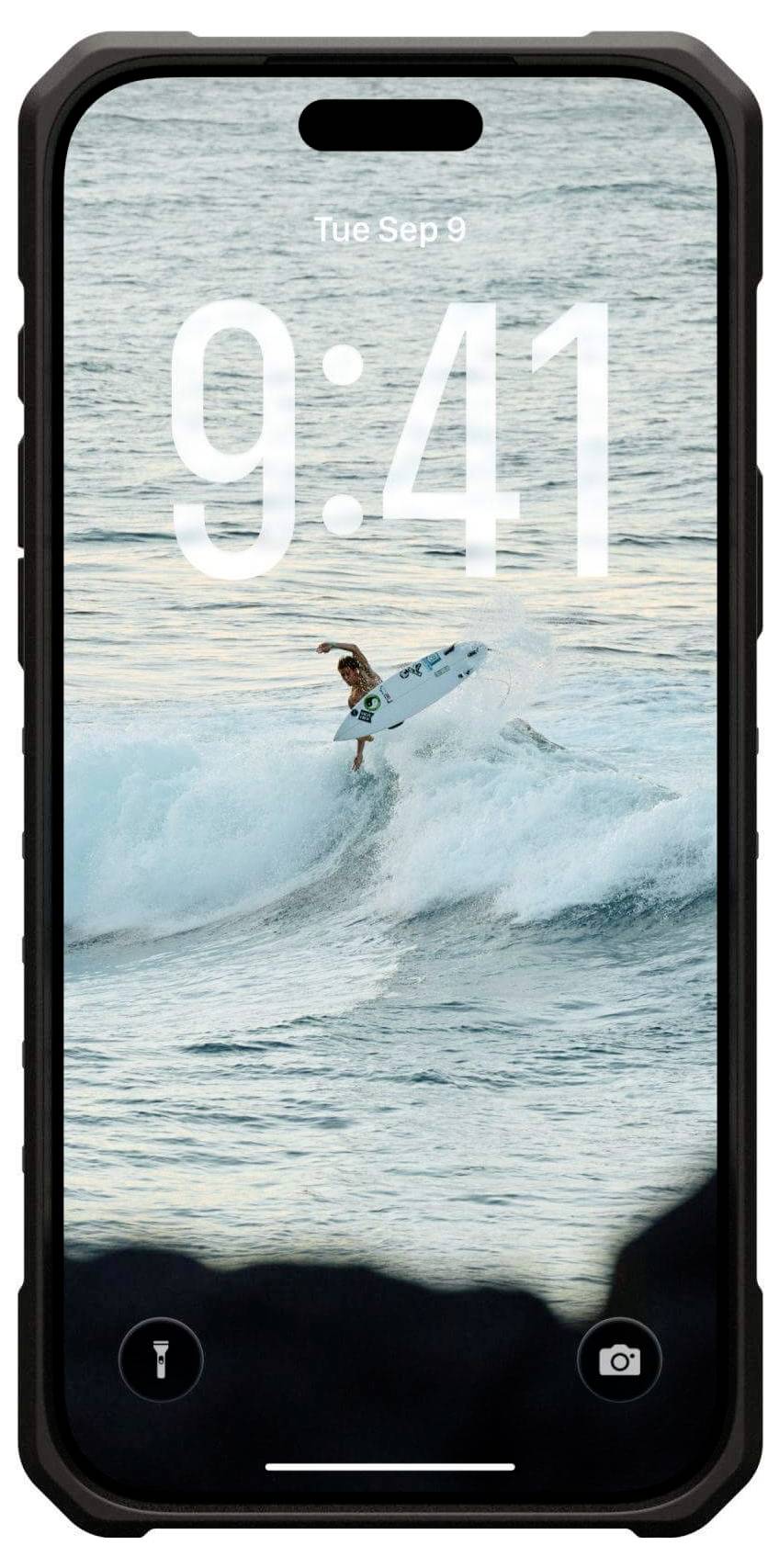 Ein Smartphone-Bildschirm zeigt einen Sperrbildschirm mit der Uhrzeit '9:41'. Das Hintergrundbild zeigt einen Surfer, der auf einer Welle im Ozean reitet.