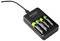 Ein Batteriegerät eingesteckt, das vier wiederaufladbare Voltcraft-AA-Batterien lädt, zwei grüne und zwei gelbe.