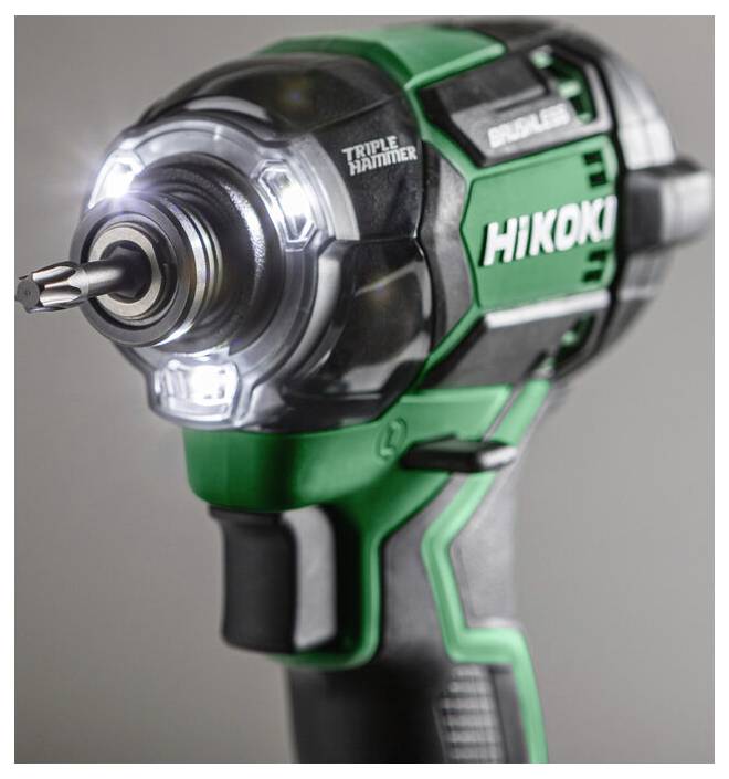 Ein grüner und schwarzer kabelloser Schlagschrauber der Marke 'HiKOKI' mit aufgesetztem Bit, ausgestattet mit LED-Leuchten und einem strukturierten Griff.