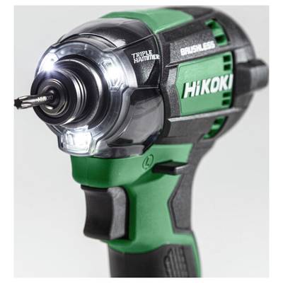 Ein grün-schwarzer kabelloser Schlagschrauber mit einer leuchtenden LED-Lampe, auf dessen Gehäuse die Aufschriften ‚TRIPLE HAMMER' und ‚BRUSHLESS' sowie der Markenname sichtbar sind.