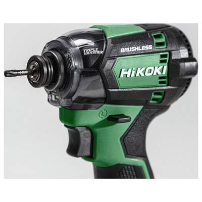 Eine grüne und schwarze HiKOKI bürstenlose Akku-Bohrmaschine mit dem Aufdruck ‚Triple Hammer', an der ein Bohrer befestigt ist.