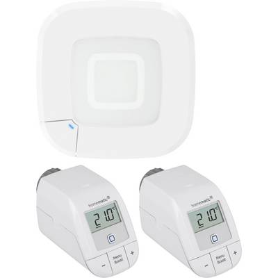 Ein intelligentes Heizungssteuerungssystem mit einem zentralen Thermostat und zwei digitalen Heizkörperreglern, die '21,0' anzeigen.
