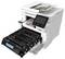 Ein Multifunktionsdrucker mit Touchscreen ist geöffnet und zeigt Tonerpatronen und eine gedruckte Karte. Eine weitere Karte ist auf dem Scanner zu sehen.