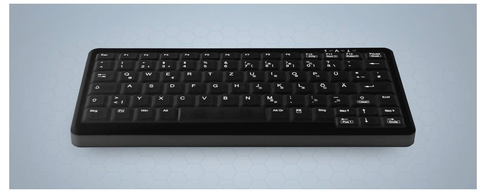 Eine kompakte schwarze Tastatur mit QWERTZ-Layout auf einem hellblauen Hintergrund, entwickelt für effizientes Tippen auf begrenztem Raum.