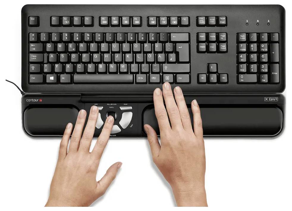 Hände, die auf einer Tastatur mit angebrachter ergonomischer Handgelenkauflage und einem zentralen Zeigegerät tippen.