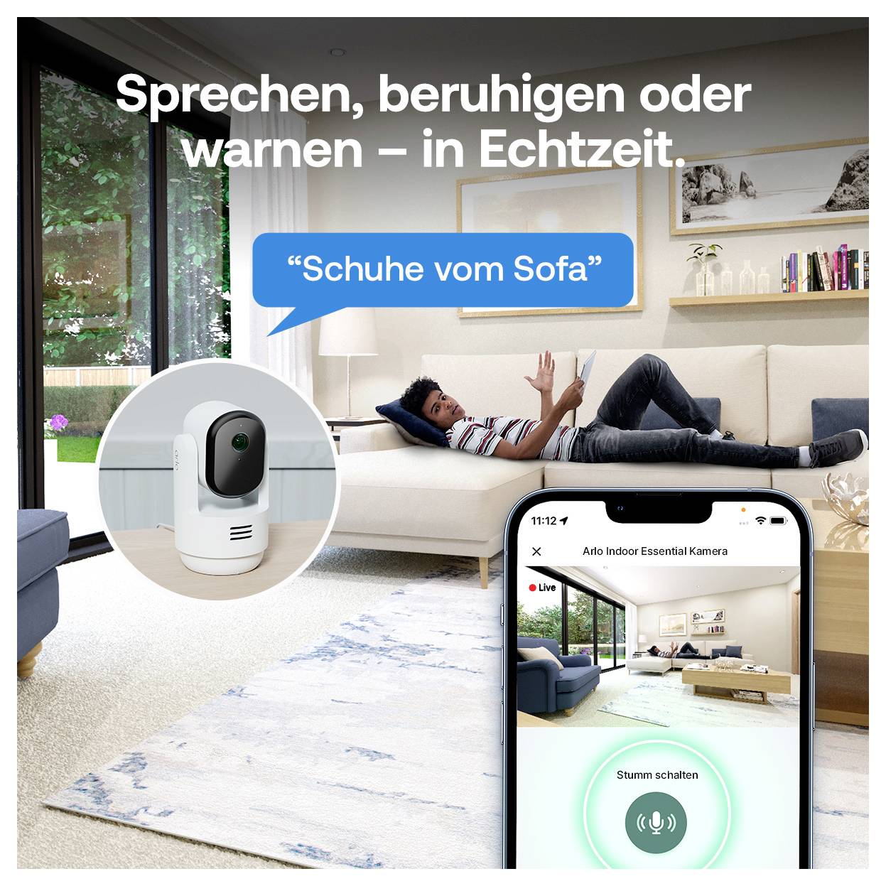 Ein Mann liegt entspannt auf einem Sofa mit hochgelegten Füßen. Der Text lautet 'Schuhe vom Sofa', was auf eine Kamerawarnung hindeutet, die mit einer mobilen App-Anzeige verbunden ist.