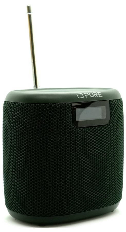 Ein kompakter schwarzer Lautsprecher mit einem digitalen Display und einer Antenne, mit der Marke 'PURE', der zum Radiohören verwendet wird.