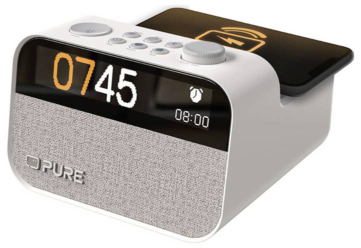 Eine digitale Alarmklock mit einer drahtlosen Ladepads auf der Oberseite. Das Display zeigt '07:45' und ein Alarmwecker-Symbol, wobei der Markenname 'PURE' sichtbar ist.