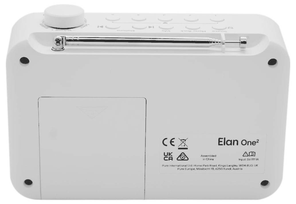 Die Rückseite eines weißen Elan One² Radios zeigt Tasten, eine Antenne, ein Batteriefach und Zertifizierungsmarkierungen.