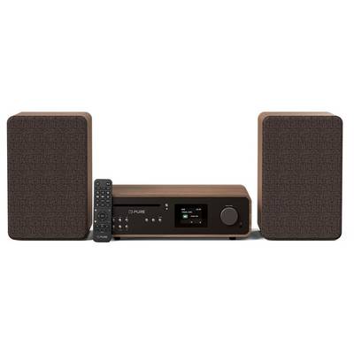 Stereosystem mit zwei braunen Lautsprechern, zentraler Einheit mit Display, das Musikinformationen zeigt, und einer schwarzen Fernbedienung im Vordergrund.
