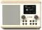 Ein Retro-Digitalradio mit Holzoptik zeigt auf dem Display 'Classic radio' und die Uhrzeit 19:45. Darunter befinden sich Lautstärke- und Auswahlregler.
