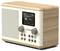 Ein digitales Radio mit Holzoptik und weißer Frontplatte, ausgestattet mit einem Display, das "DAB Classic radio" anzeigt, sowie Bedienknöpfen und Tasten.
