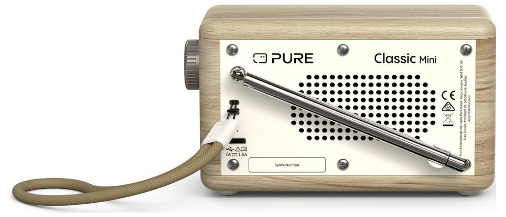 Ein Holzradio mit einer Metallantenne und einem belüfteten Lautsprecher auf der Rückseite. Es hat einen Knopf an der Seite und die Worte 'Classic Mini' auf der Oberseite.