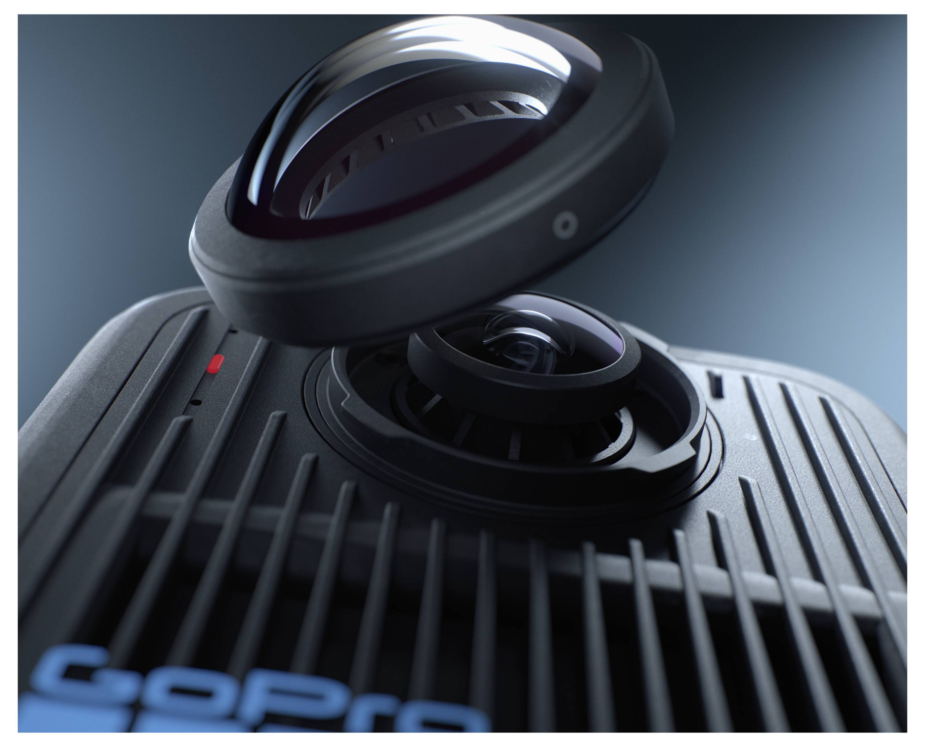 Eine Nahaufnahme eines Kameraobjektivs während der Montage, die das äußere Gehäuse und die inneren Komponenten vor einem unscharfen blauen Hintergrund zeigt.