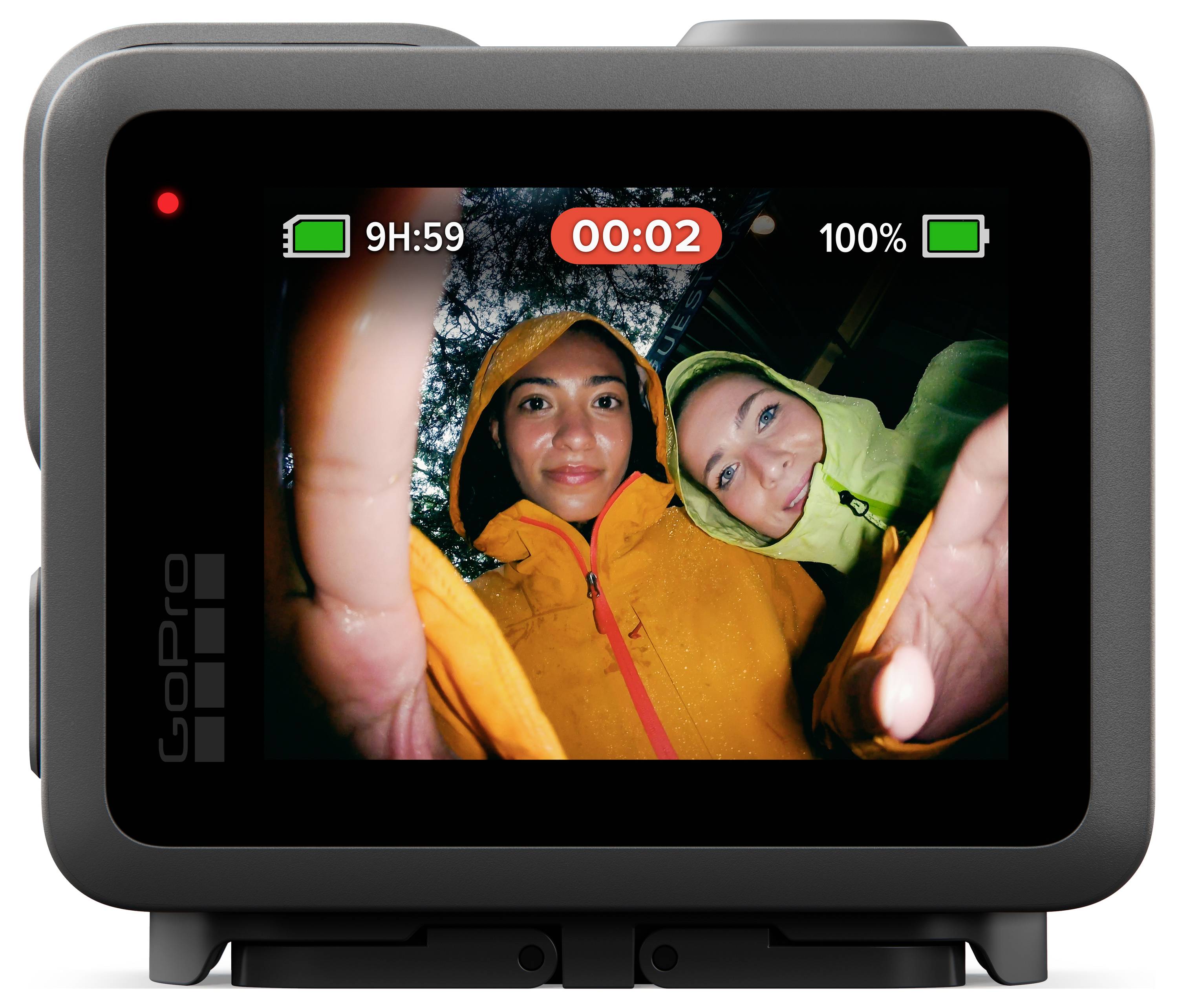 Zwei Personen in bunten Regenjacken lächeln bei regnerischem Himmel in die Kamera, aufgenommen durch einen GoPro-Bildschirm mit Aufnahmeschnittstelle.