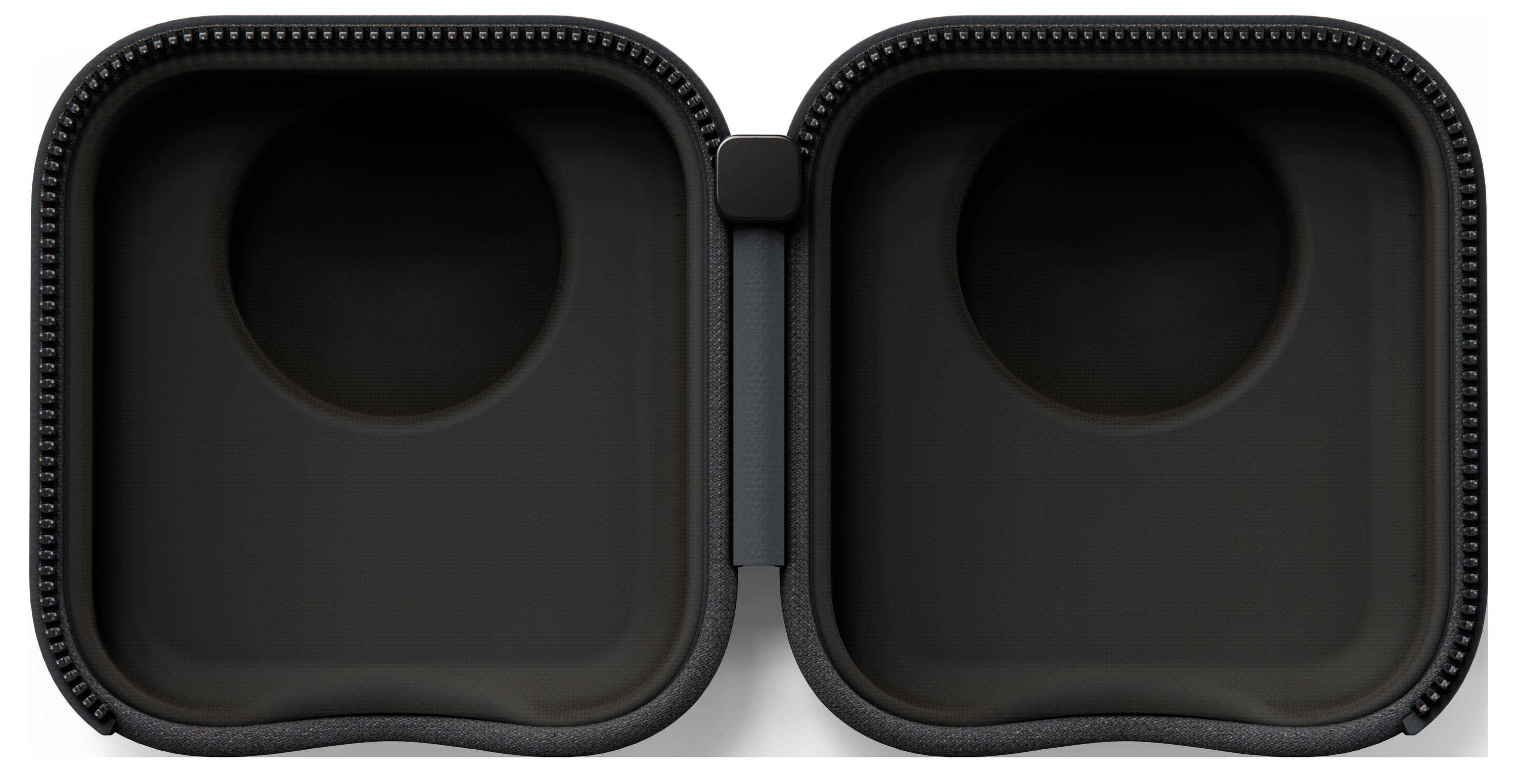 Offene, leere schwarze Tasche mit weicher Innenpolsterung und abgerundeten Kanten, entwickelt, um Gegenstände sicher zu halten.