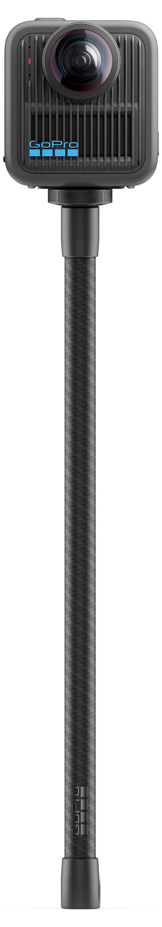 Eine schwarze Action-Kamera, montiert auf einem langen, strukturierten Griff, mit einer auffälligen Linse auf der Vorderseite.