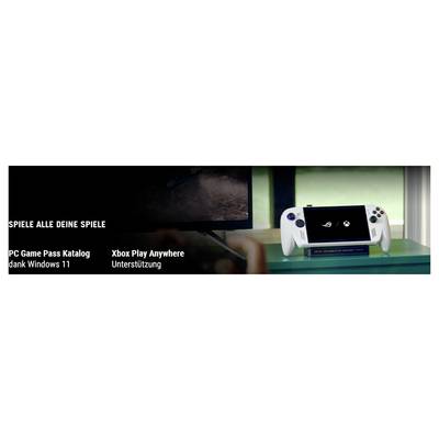 Eine Person, die ein weißes tragbares Spielgerät verwendet, das mit einem Bildschirm verbunden ist, mit Text auf Deutsch, der über PC Game Pass und Xbox Play Anywhere Support diskutiert.