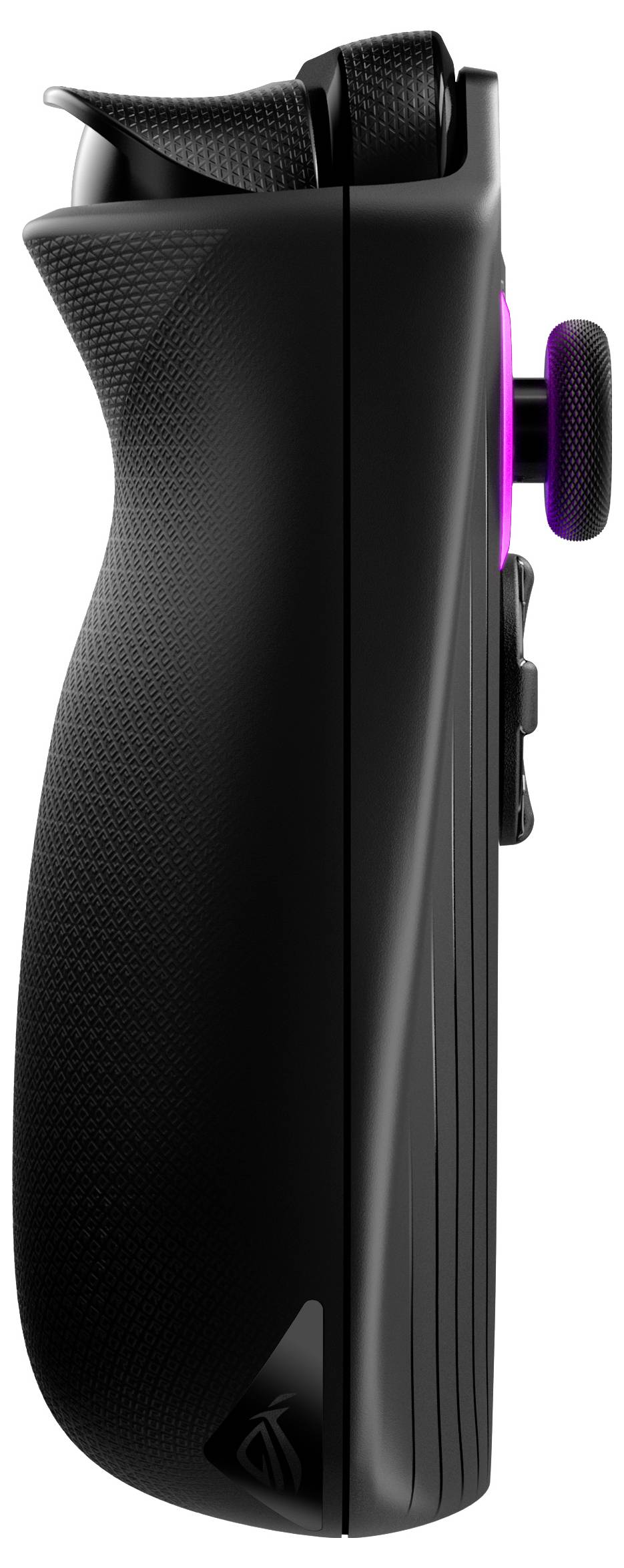 Das Bild zeigt die Seitenansicht eines schwarzen Gaming-Controllers mit strukturiertem Griff und lila Taste, wobei sein ergonomisches Design hervorgehoben wird.