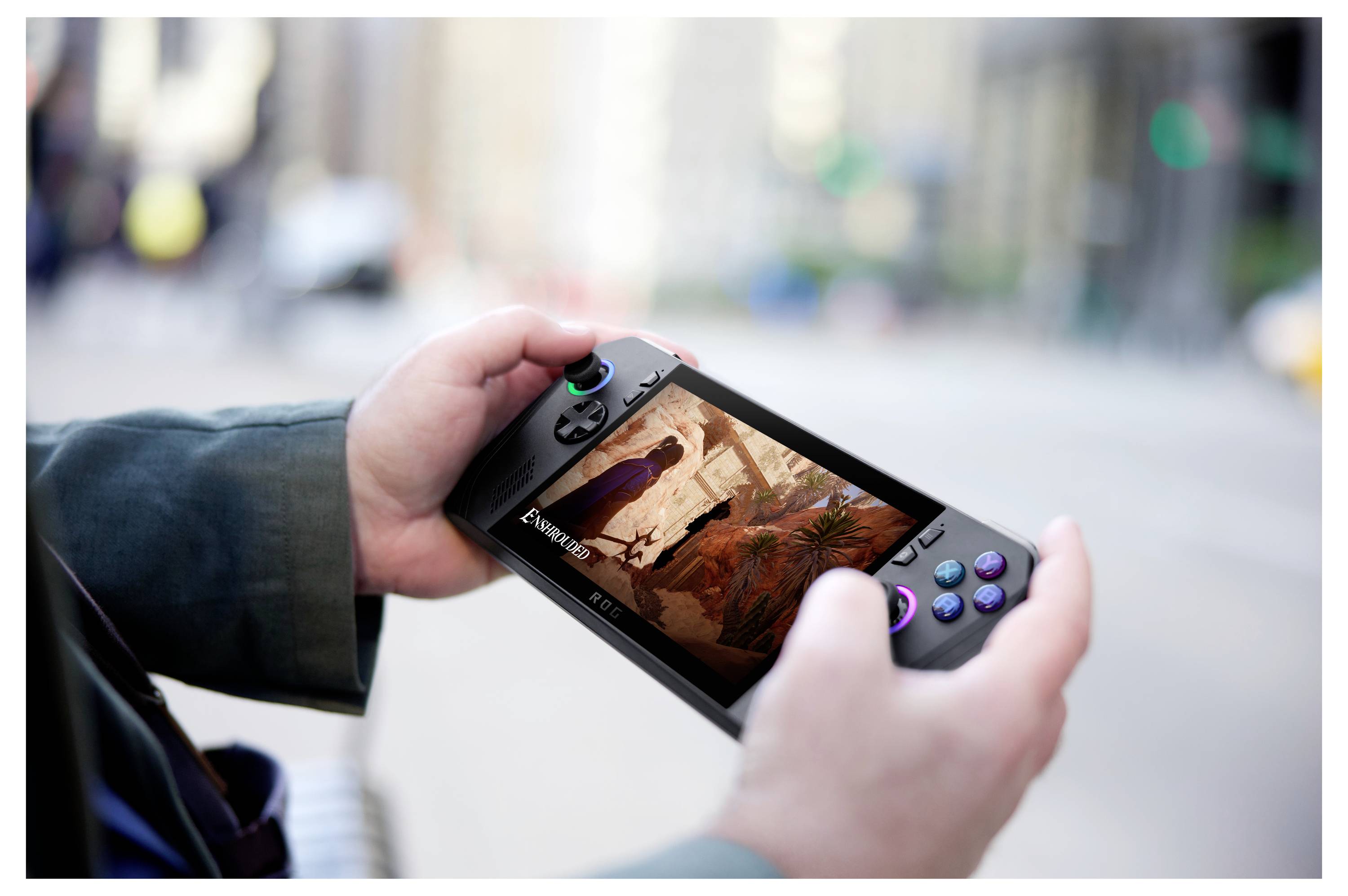 Eine Person, die eine tragbare Spielkonsole in der Hand hält und ein Spiel spielt, das eine Wüstenlandschaft mit Felsen und einer entfernten Gestalt zeigt.