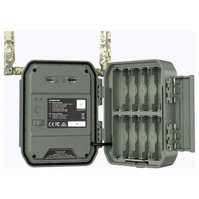 Grüne Wildkamera geöffnet, um das Batteriefach mit Platz für mehrere Batterien zu zeigen. Tarnfarbene Riemen sind oben sichtbar.