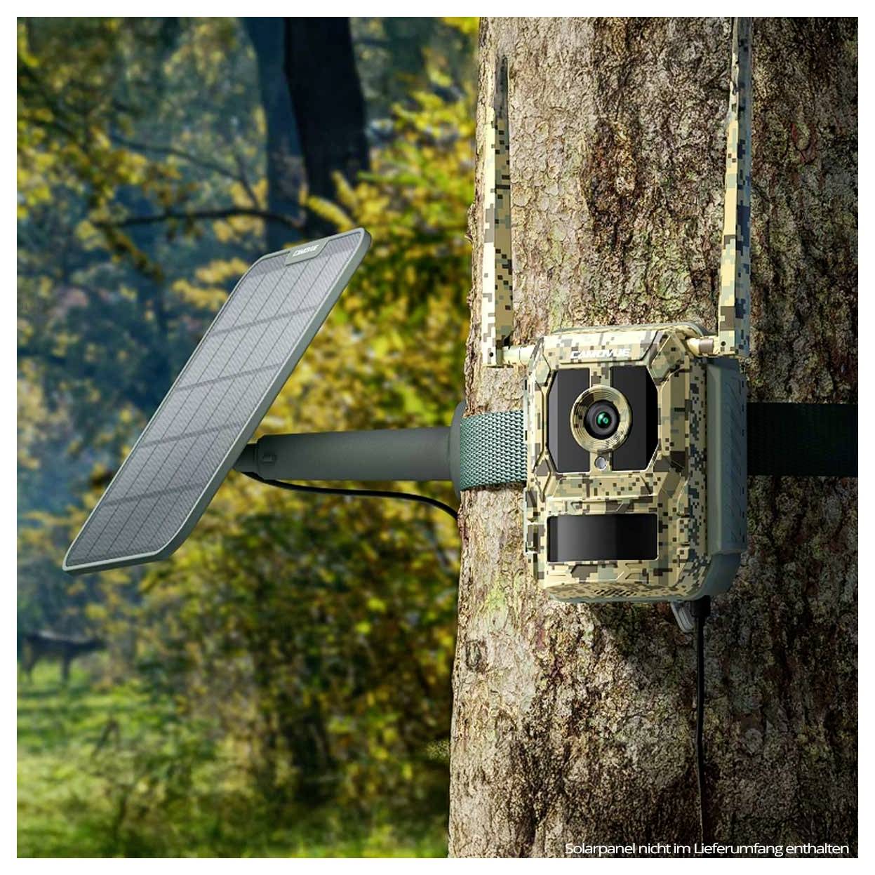 Eine getarnte Wildkamera mit Antennen ist an einem Baum befestigt. Ein Solarpanel ist darüber angebracht. Beide sind für den Außeneinsatz konzipiert.