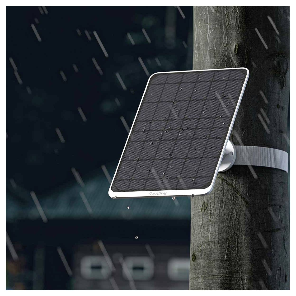 Ein Solarpanel, das an einem Mast bei Regen in der Nacht befestigt ist und seine Wetterbeständigkeit und Eignung für den Außeneinsatz demonstriert.