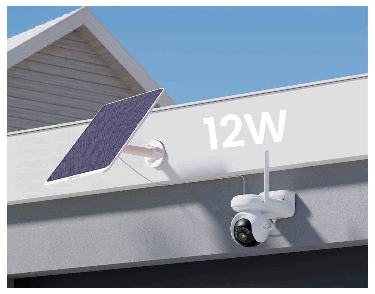 Eine solarbetriebene Sicherheitskamera, die an einem Gebäude montiert ist und ein 12-W-Solarpanel besitzt, unter einem klaren blauen Himmel.