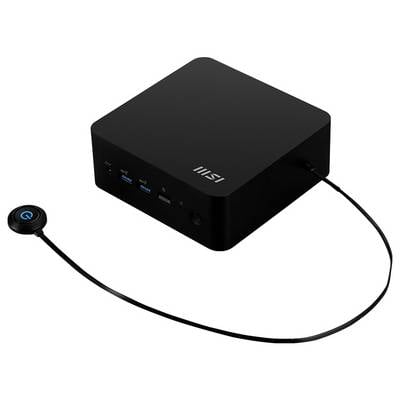 Ein kompaktes, schwarzes Mini-PC mit USB-Anschlüssen, Audioeingang und Powerknopf auf dem Frontpanel, begleitet von einem kabelgebundenen Fernbedienungs-Powerknopf.