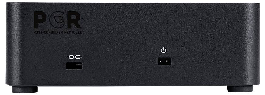 Ein schwarzes elektronisches Gerät mit dem Text "PCR Post-Consumer Recycled" auf der Vorderseite, ausgestattet mit einem Einschaltknopf und einem USB-Anschluss.