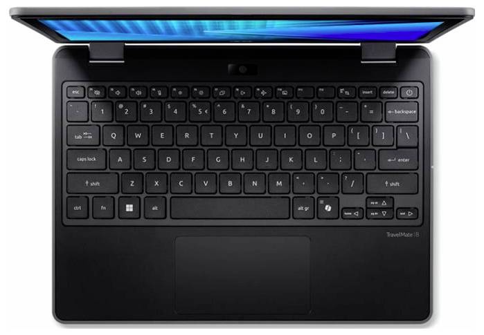 Ein schwarzer Laptop mit einer QWERTZ-Tastatur und einem Touchpad ist zu sehen, dessen Bildschirm geöffnet ist und einen blauen Hintergrund zeigt.