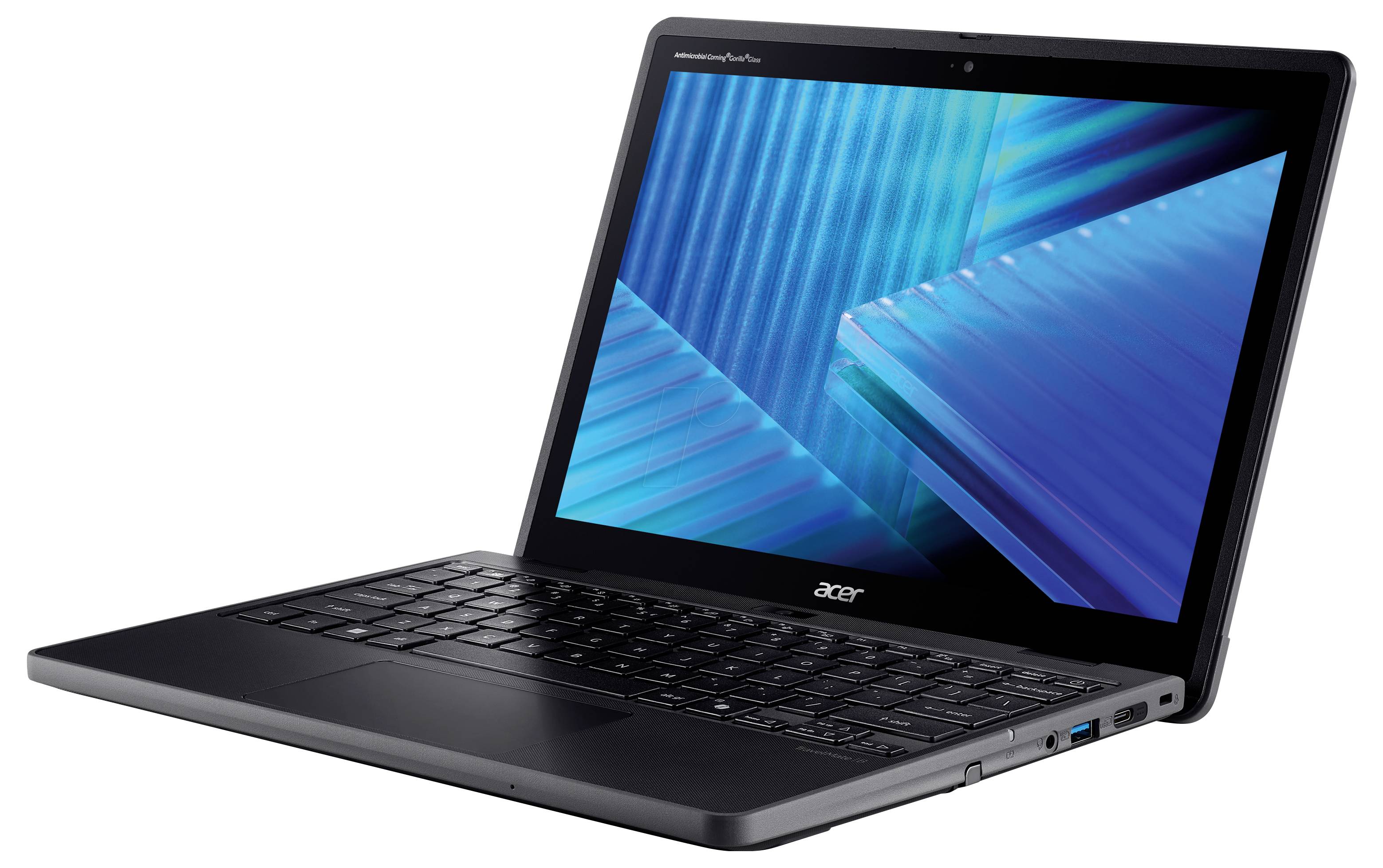 Ein schwarzer Acer-Laptop mit einem blauen geometrischen Hintergrundbild auf dem Bildschirm, der geöffnet in einem Winkel auf einer weißen Oberfläche positioniert ist.