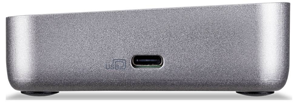 Eine Nahaufnahme des USB 3.0-Anschlusses eines grauen elektronischen Geräts auf seiner metallischen Oberfläche.
