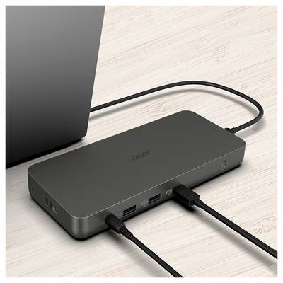 Acer-Dockingstation, die mit einem Laptop verbunden ist und deren mehrere Anschlüsse von Kabeln belegt sind, auf einer Holzoberfläche platziert.