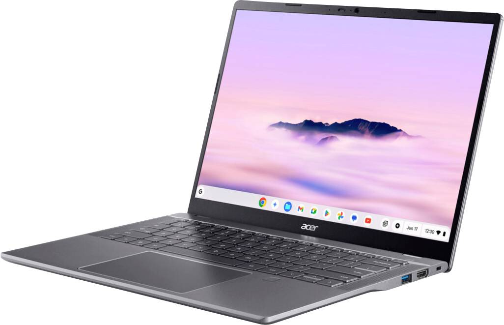 Ein silberner Laptop ist geöffnet und zeigt einen Bildschirm mit einem pastellfarbenen, wolkigen Berglandschaftshintergrund. Das Acer-Logo ist unterhalb des Bildschirms sichtbar.